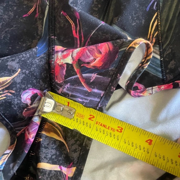 Two pairs of Lululemon hottie hot shorts lot of (2) size 10 - Picture 8 of 8